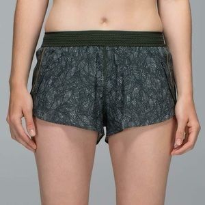 Lululemon Run Split Second Shorts Gator Green / Jazzy White  Size 10